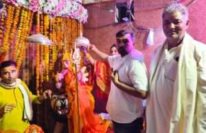 देवी धाम बसौली में श्रद्धालु दंपति ने चढ़ाया सवा किलो का चांदी का छत्र व मुकुट