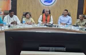 प्रभारी मंत्री राकेश सचान ने विद्युत आपूर्ति सुचारू रखने तथा खाद वितरण की सभी तैयारियां समय से पूर्ण करने के दिए निर्देश