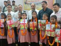 बीस नव प्रवेशी बच्चों को बीएसए ने वितरित किए नए सत्र की पाठ्य – पुस्तकें