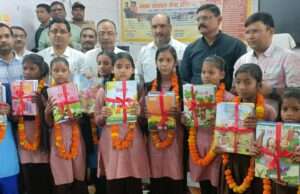 बीस नव प्रवेशी बच्चों को बीएसए ने वितरित किए नए सत्र की पाठ्य – पुस्तकें