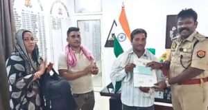 ई-रिक्शा चालक की ईमानदारी: 13 लाख के जेवरात से भरा बैग लौटाया, पुलिस ने किया सम्मानित