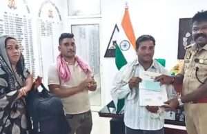 ई-रिक्शा चालक की ईमानदारी: 13 लाख के जेवरात से भरा बैग लौटाया, पुलिस ने किया सम्मानित