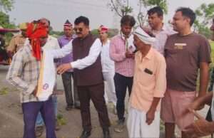 आंधी से गिरे पेड़ को हटाने में खुद जुटे डीएम, जाम खुलवाकर बहाल कराया यातायात