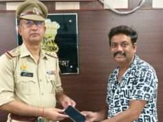 ईमानदारी की मिसाल: आसरा ने रास्ते में मिला आईफोन पुलिस को सौंपा