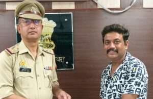 ईमानदारी की मिसाल: आसरा ने रास्ते में मिला आईफोन पुलिस को सौंपा