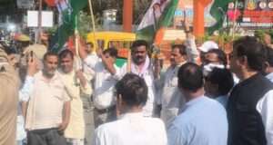 असम सीएम के बयान पर कांग्रेस का प्रदर्शन, पुतला दहन की कोशिश पर पुलिस से झड़प