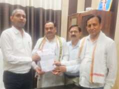 भीषण गर्मी में राहत की मांग: शिक्षकों ने जिलाधिकारी को सौंपा ज्ञापन