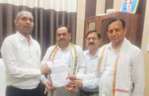 भीषण गर्मी में राहत की मांग: शिक्षकों ने जिलाधिकारी को सौंपा ज्ञापन