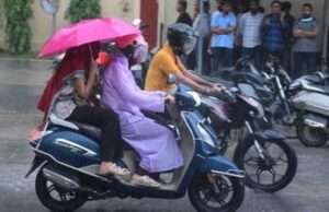 वाराणसी में बारिश से मौसम हुआ खुशनुमा, तेज हवाओं से किसान हुए हलकान