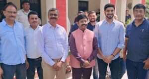 हाईकोट बार एसोसिएशन अध्यक्ष के आवास मिलने पहुंचे कैबिनेट मंत्री नंदी