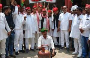 गैस किल्लत व कालाबाजारी के खिलाफ सपा का प्रदर्शन, एसडीएम को सौंपा ज्ञापन
