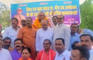 बाबा साहेब की प्रतिमा पर माल्यार्पण कर भाजपाइयों ने किया संविधान प्रस्तावना का वाचन