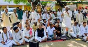 कांग्रेस का जिलाधिकारी कार्यालय पर 7 वे दिन भी धरना जारी