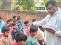 बच्चों को सुनाया बाबा साहेब का जीवनवृत्त, बांटे कापी और पेन