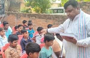 बच्चों को सुनाया बाबा साहेब का जीवनवृत्त, बांटे कापी और पेन