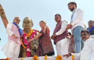 अम्बेडकर जयंती पर उमड़े सैलाब को निहारते रहे प्रमोद व मोना