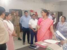 डीएम का तहसील सदर पर औचक निरीक्षण, लापरवाही पर जताई नाराजगी