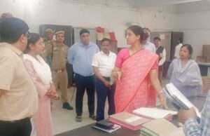 डीएम का तहसील सदर पर औचक निरीक्षण, लापरवाही पर जताई नाराजगी