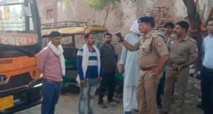 सरकारी बस अड्डे के अंदर खड़ी प्राइवेट बस को एसीपी ने किया सीज