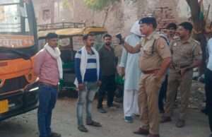 सरकारी बस अड्डे के अंदर खड़ी प्राइवेट बस को एसीपी ने किया सीज