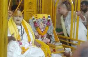 भगवान के चरण दर्शन को उमडे श्रद्धालु,फूलबंगला में बिराजे कुंजबिहारी सरकार