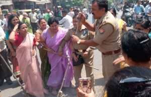 महिला आरक्षण बिल को लेकर महिला मोर्चा का प्रदर्शन, विपक्ष के खिलाफ पुतला दहन