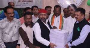 डीएम डॉ. दिनेश चंद्र की अगुवाई में मतदाता सूची का अंतिम प्रकाशन, राजनीतिक दलों को सौंपी गई प्रतियां