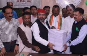 डीएम डॉ. दिनेश चंद्र की अगुवाई में मतदाता सूची का अंतिम प्रकाशन, राजनीतिक दलों को सौंपी गई प्रतियां