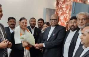 न्यायिक अधिकारियों का माल्यार्पण कर स्मृति चिन्ह, अंगवस्त्र देकर की गई भावभीनी विदाई