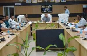 उद्योग बंधु बैठक में डीएम सख्त, निवेश मित्र के लंबित मामलों पर चेतावनी