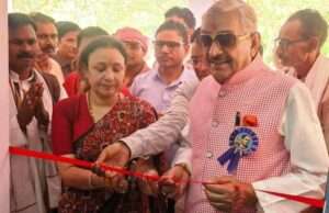 कम्प्यूटर शिक्षा को सुदृढ़ बनाने के लिए विधायक मोना ने मेधावियों को दी कम्प्यूटर सेटों की सौगात