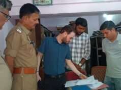 एसडीएम व सीओ ने किया शस्त्र दुकान का निरीक्षण