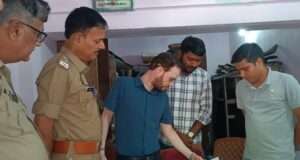 एसडीएम व सीओ ने किया शस्त्र दुकान का निरीक्षण