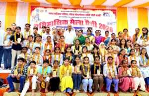 चिंकी, मिंकी, पप्पू, गोलू सबके मन हर्षाए है,मेले में देखो कितने बड़े-बड़े झूले आएं हैं,