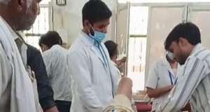 अनियंत्रित ई-रिक्शा पलटा, महिला समेत दो लोग गंभीर रूप से घायल