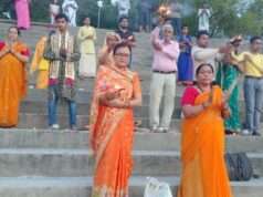 ओमघाट पर भव्य गंगा आरती, भक्तों ने दीपदान कर लिया स्वच्छता का संकल्प