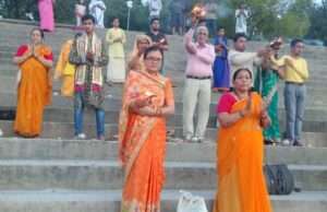 ओमघाट पर भव्य गंगा आरती, भक्तों ने दीपदान कर लिया स्वच्छता का संकल्प