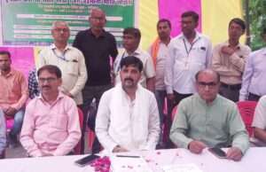 ठगी पीड़ितों के बीच पहुंचे कांग्रेस नेता, न्याय दिलाने का दिलाया भरोसा