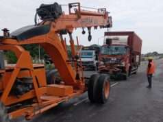 हाइवे पर जा रही ट्रक में पीछे से घुसी डीसीएम, चालक घायल