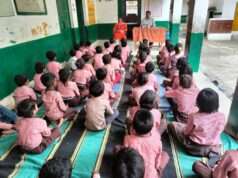 टैबलेट के माध्यम से दिखाया गया ‘स्कूल चलो अभियान’ का लाइव प्रसारण