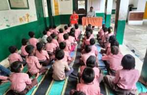 टैबलेट के माध्यम से दिखाया गया ‘स्कूल चलो अभियान’ का लाइव प्रसारण