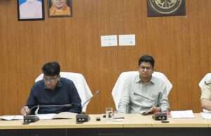 सड़क सुरक्षा पर सख्त हुए डीएम, बिना फिटनेस व परमिट वाहनों पर कार्रवाई के निर्देश