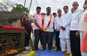 पिपरौल में विधायक निधि से बनी सीसी रोड का विधायक रमेश सिंह ने किया लोकार्पण