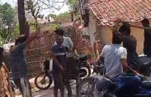 देशी शराब की दुकान पर आएं दिन होती हैं मारपीट ।कौंधियारा पुलिस कर रही बड़ी अनहोनी का इंतजार