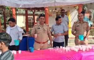 भीषण गर्मी में पुलिस बनी सहारा: बिजौली हनुमान मंदिर पर श्रद्धालुओं को शीतल पेय व शरबत वितरण