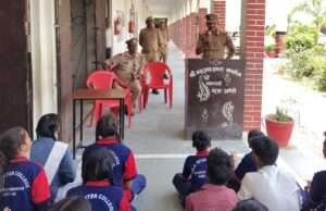 सड़क पर लापरवाही = मौत को न्योता पुलिस ने छात्रों को सिखाया जिंदगी बचाने का मंत्र