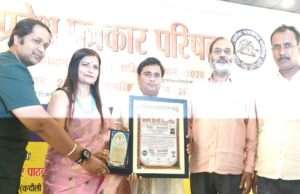 कौशांबी के शिक्षक अतुल प्रकाश प्रजापति को मिली मानद डॉक्टरेट उपाधि