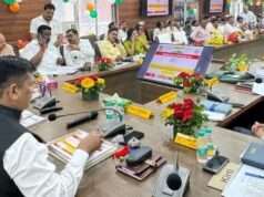 जनप्रतिनिधियों के साथ समन्वय बनाकर कार्य करें अधिकारी : डीएम