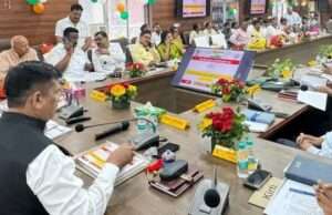 जनप्रतिनिधियों के साथ समन्वय बनाकर कार्य करें अधिकारी : डीएम