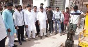 ऊर्जा मंत्री तोमर ने उपनगर ग्वालियर में नाला निर्माण एवं सीवर लाइन का किया निरीक्षण
